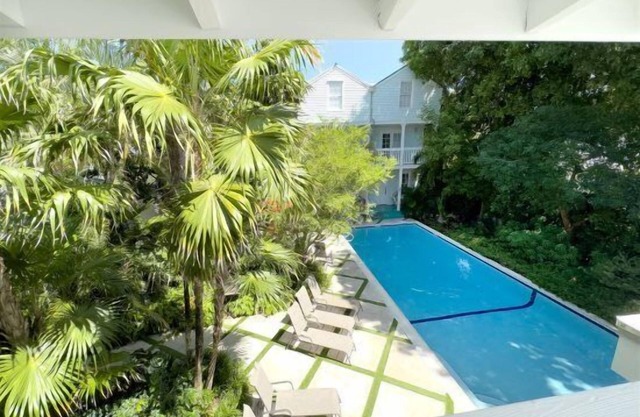 Mid Town 2/1 TREE HOUSE RETREAT