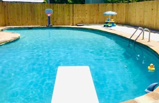 Mid-town Oasis (heated pool mid-April thru mid-October)