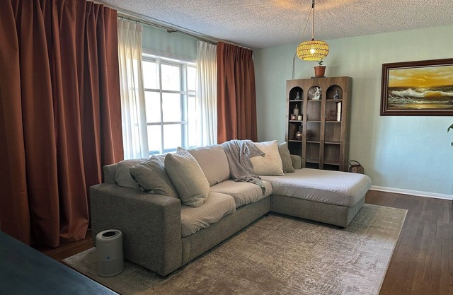 Midcentury traditional house in delightful Norfolk with AC, WiFi, fitness room