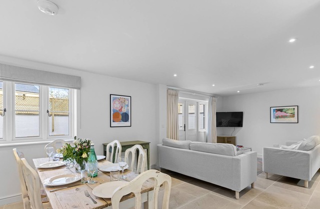 MIDDLE BARN, pet friendly, with a garden in Chipping Norton