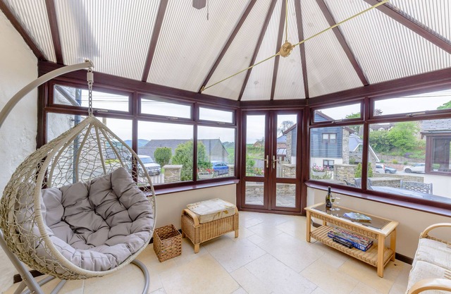 MIDDLE FARM, family friendly, with open fire in Bishop's Castle