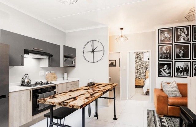 Midrand Classy & Eclectic 1-Bed w/Throwback Vibes