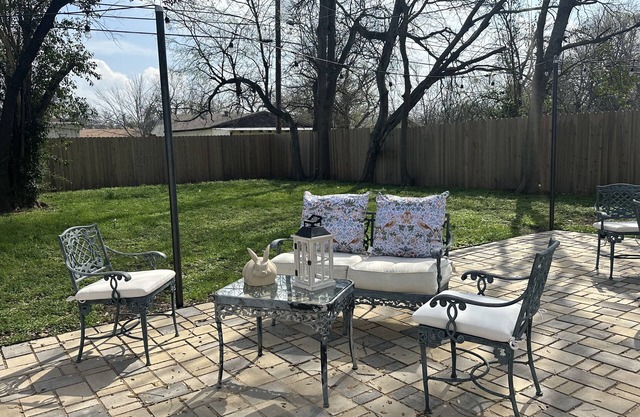 Midterm cottage rental in the heart of Waco. Very private. Light and bright. n