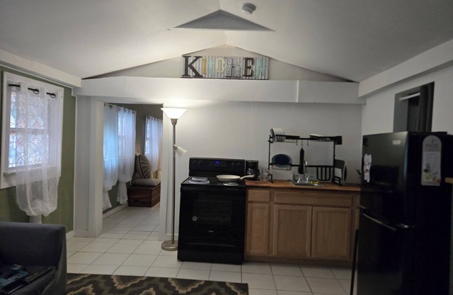 Midtown Guesthouse 15 Minute Walk to Downtown Entertainment