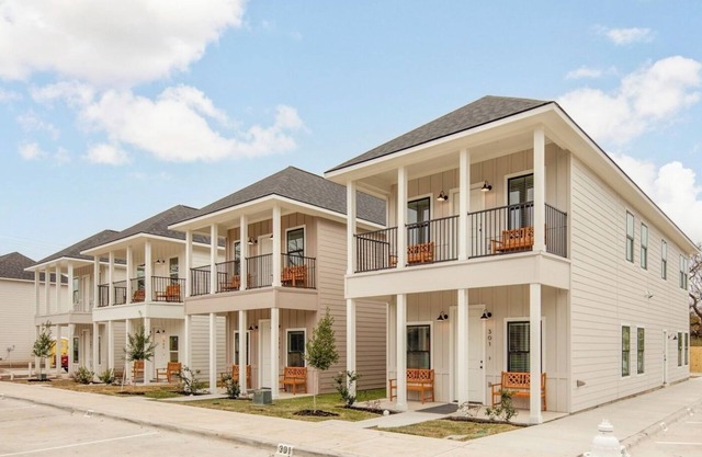 Midtown: New Home, 2 Miles to A&M/TV in Every Room