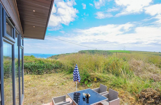 MIDWAY LODGE, romantic, character holiday cottage in Kingsand