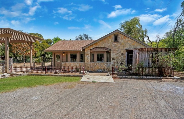 Milk Bath Springs | Pet-Friendly Historic Downtown Cottage