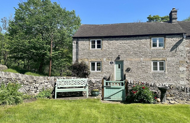 MILL COTTAGE, pet friendly, character holiday cottage in Hope