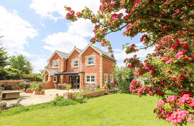 MILSTON, pet friendly, character holiday cottage in Chale