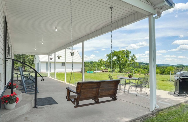 'Milton Valley Stay' w/ Valley View & Porch Swing!