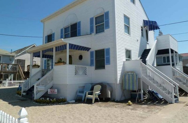 MIN2 | Beachside 1st Flr Unit, 4BRs 1 ba, street parking, amazing location!