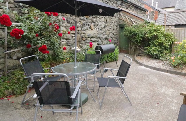 MINFFORDD, pet friendly, character holiday cottage in Bala