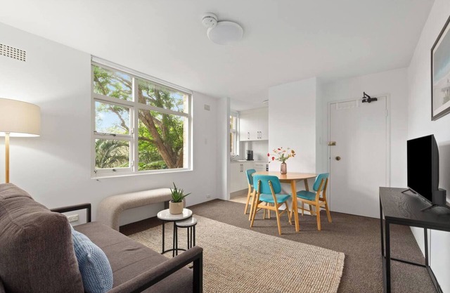 Minimalist Mosman Essential Stay near Beach and Zoo