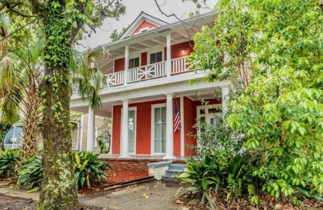 Mins from Historic Downtown - Pretty Peach Palace