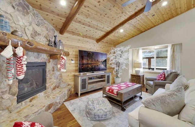 Mins From Lake & Ski Resorts - The Luna Lodge - Air Hockey & Foosball - Peaceful