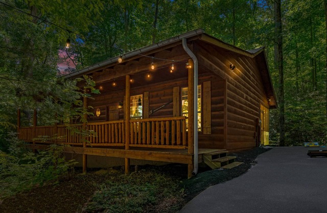 Mins to Cade's Cove! Dreamy Cabin and Outdoor Oasis! Hot Tub & Firepit!