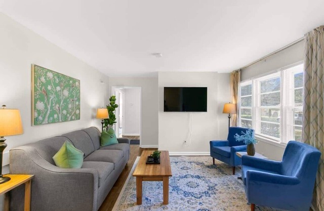 Mins to Hospital, Airport, & Dining- Rooms on Rose