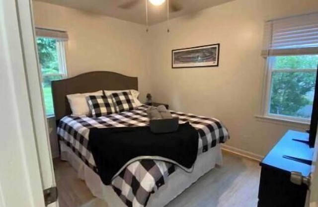 Minutes from Indy Motor Speedway - Dog friendly - Fully fenced yard