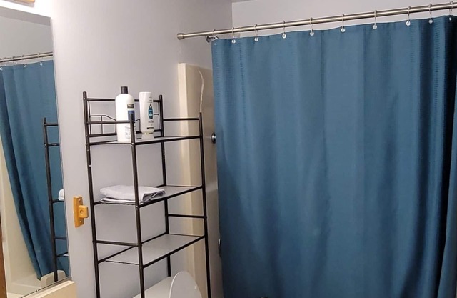 Minutes from Niagara Falls state park, Air Base, Shopping Centers, Universities!