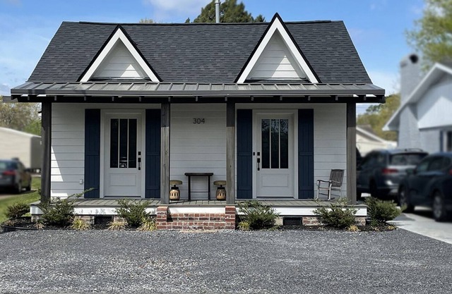 Minutes from Sports Complex! Come see what Acadiana has to offer!