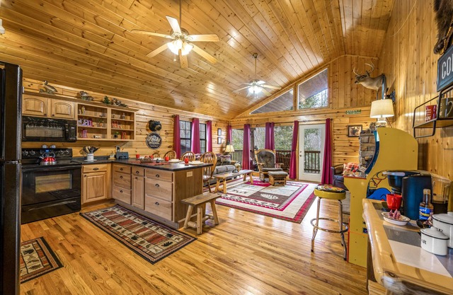 Minutes to Dollywood/Attraction-Spacious log Cabin-Resort Pool-Hot Tub-Cozy!