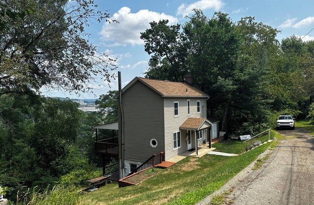 Minutes to Downtown, Scenic Views, Secluded Stay