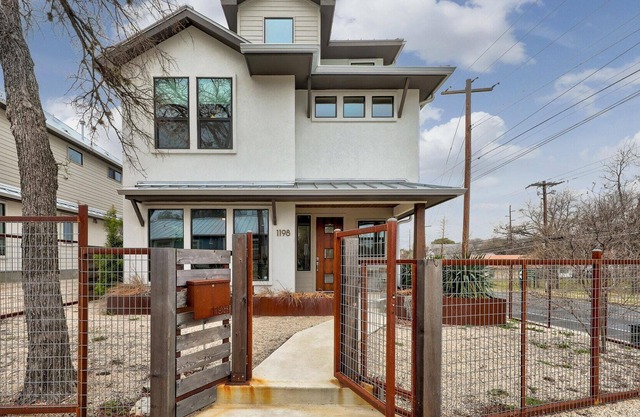 Minutes to Rainey St + Downtown, Downtown Views - Stylish Three Story Home - GuestSpaces