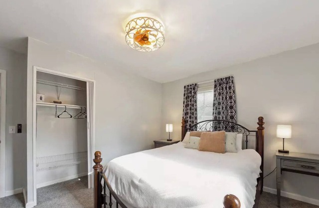 Minutes to St. Louis Music Park, Hollywood Amphitheater and Creve Couer Lake