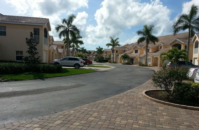 Minutes to the Beach- Ground Floor Coach Home