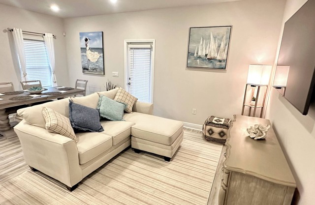 Minutes to the beaches of Pensacola & Navarre! New townhome is a perfect stay.