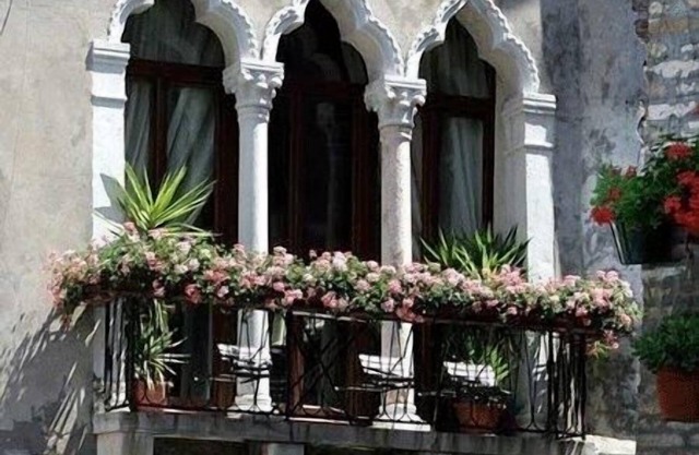 Miracoli:Picturesque Venice canal views from 15 th Century Balcony