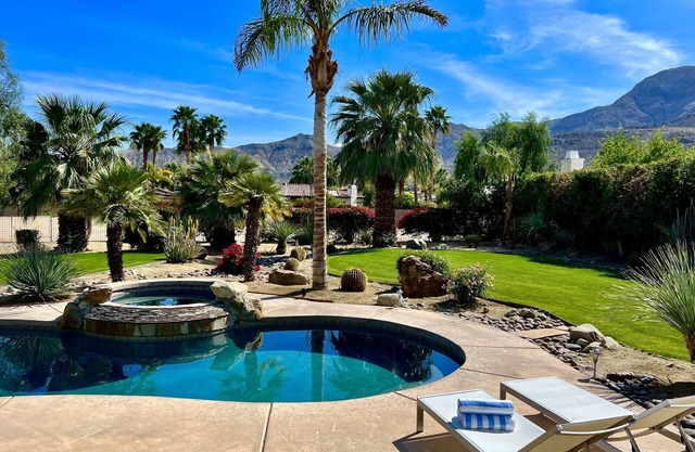 Mirage Cove. Beautiful home. Putting green, private pool/spa, mountain views.