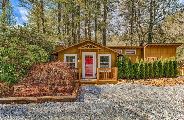 Mirror Lake Red Door Guest House-On Mirror Lake and 1.2 Miles from Main Street!