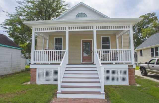 Miss Ida- Adorable Downtown Historic Cottage w/Screened Porch