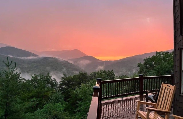 Misty Mtn Hideaway| Soak + Stargaze w/Epic Views