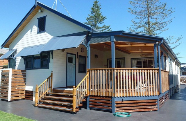 Misty's Beachside Cottage - walk to the beach