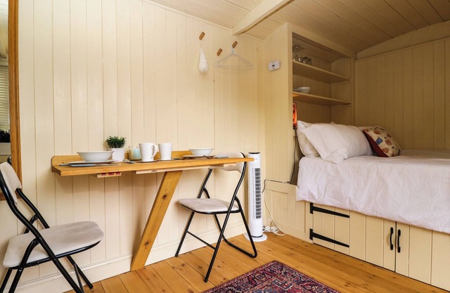 MITFORD GYPSY HUT, romantic, with open fire in Moreton-In-Marsh