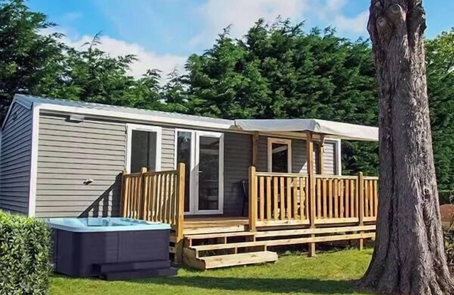 Mobil-home | Premium Exclusive | 3 Ch. | 6 pers. | Single terrace with Jacuzzi | A/C | TV