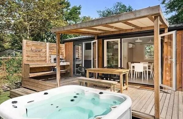 Mobil-home | Ultimate | 2 Ch. | 4 pers. | Single terrace with Jacuzzi | A/C | TV