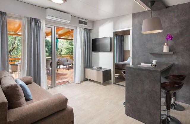 Mobilhome Villa Prestige with jacuzzi by Interhome