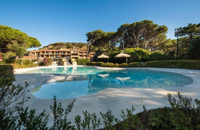 Modernes Studio mit gemeinschaftlichen Pool