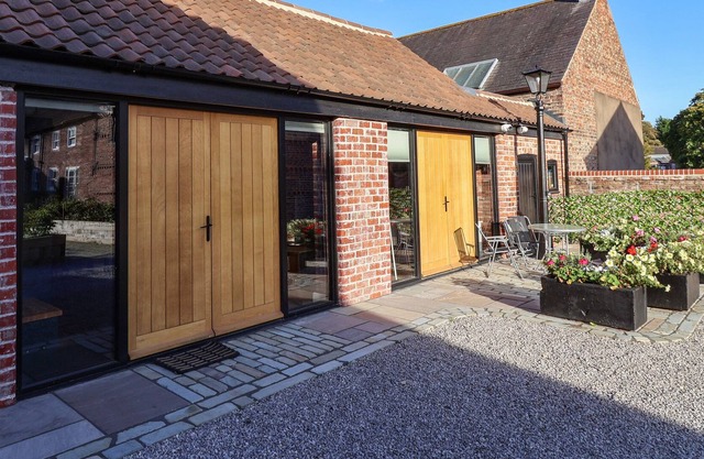 MODEL FARM CART SHED, romantic, character holiday cottage in York