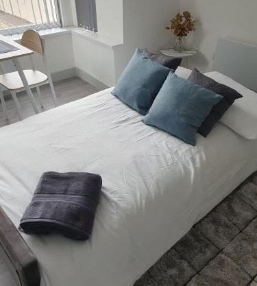 Modern 1 & 2 Bed Apartments, Desborough, Kettering, Sleeps 3, Free Parking, WIFI, Ideal for Families & Relocations