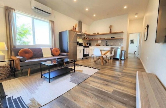 Modern 1-bed guesthome close to DTLA with views