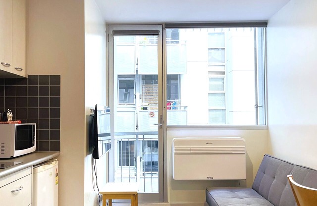 Modern 1-Bedroom Apartment in the Heart of Melbourne – Sleeps 3