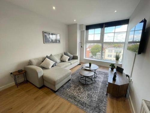 Modern 1BR Above Train to Kings Cross