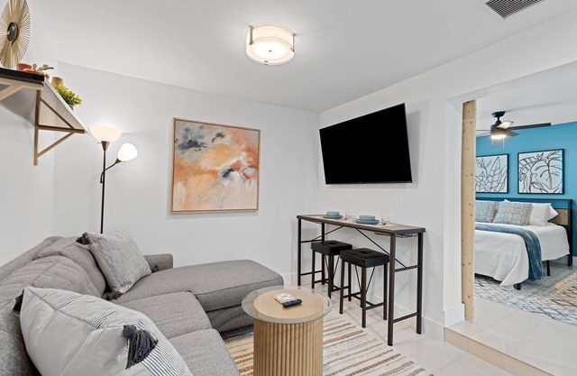 Modern 1BR Retreat By The Beachn