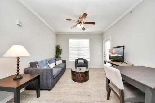 Modern 1BR Retreat Open Layout, Workspace, Views