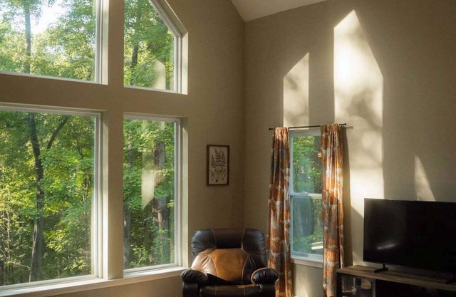 Modern 2 BD cabin with hot tub & Games & Central Loc