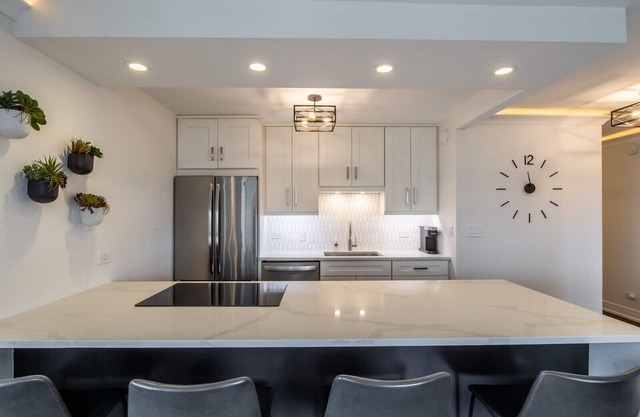 Modern 2 Bed/1 Bath condo. Great Location and Views